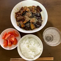 茄子と豚肉の八丁味噌炒め　最後に振りかけた白炒り胡麻は、土曜に行った伊吹山バスツアーで立ち寄った「胡麻の郷」で買ったものです。はやとが帰っちゃったので、今日からまたひとり侘しくぼっちご飯です。|なびさん