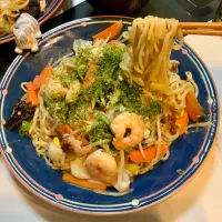 肉野菜炒めとご飯の予定が、暑くて土鍋で炊く気になれず麺を投入して塩焼きそば風に|Takeshi  Nagakiさん