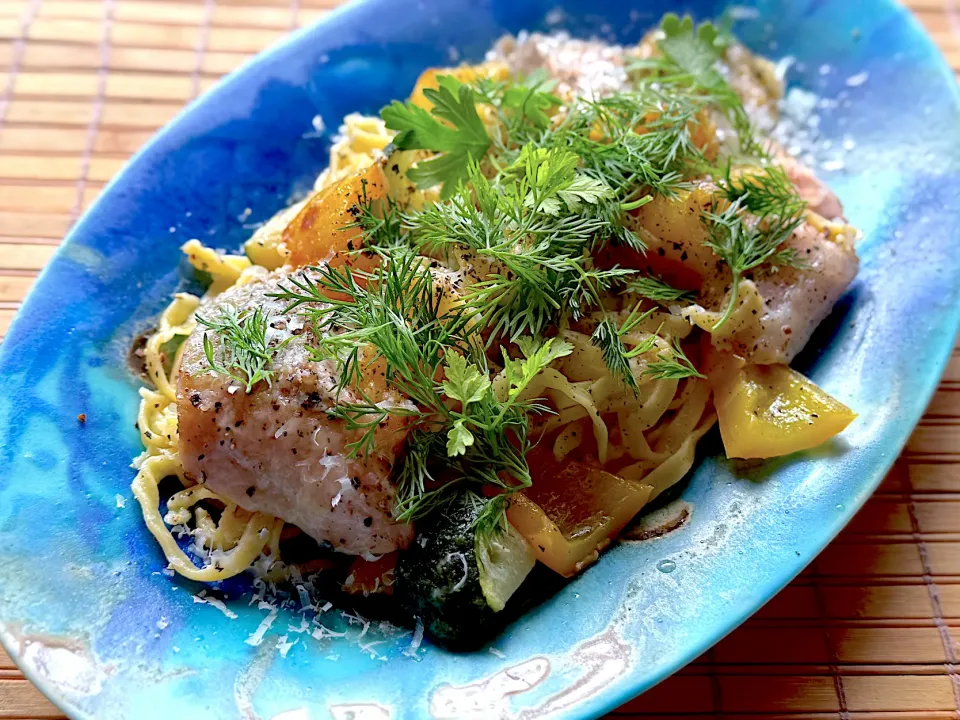 手打ちパスタ サーモン ズッキーニ パプリカ|keisukeさん