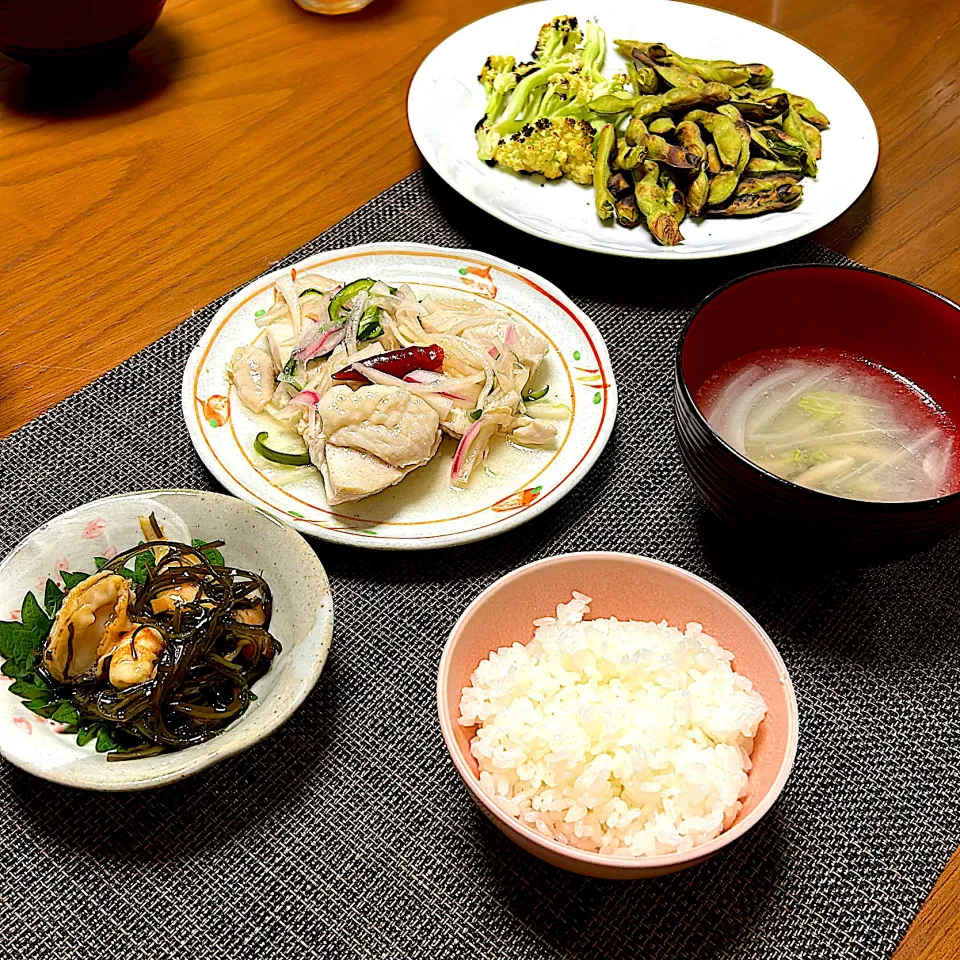 鶏胸肉と野菜の酢漬け、シーフードミックス入りの松前漬け、焼きカリフラワー＆焼き枝豆、ニンニクスープ(白菜、しめじ)|柚子きりかさん