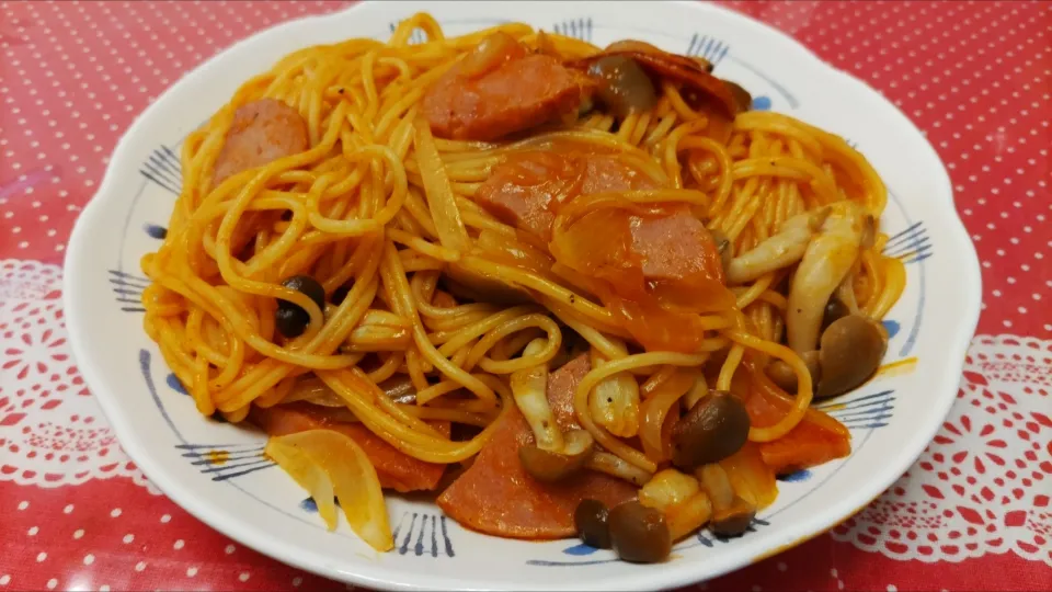 ボロニアソーセージとシメジでナポリタン|kamekameさん