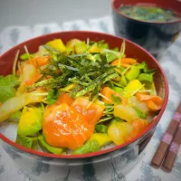 「イカサーモンとアボカド混ぜ丼」