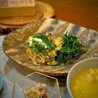 夕飯　牛バラ肉　玉ねぎ　エノキ　おかひじき　で、卵多め→ご飯にのっけて丼になってた。ま、いつものことだ。牛丼の認識だったようだ。美味しいって言ってくれたから、ま、いいんです。緑のモノも食べてたし、万歳、！万歳！|こげちぃさん