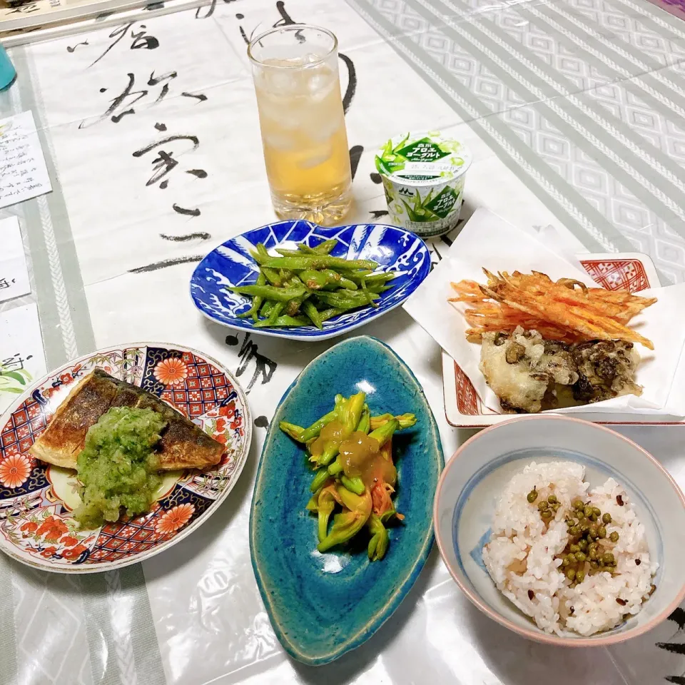 grandmaの晩ごはん☆ 今夜は鯖のムニエル、黒舞茸、人参🥕の天ぷら…黒舞茸って初めて…お友達からもらった
インゲンのゴマ和え､今日の草引きで収穫したノカンゾウを梅ダレで…
梅酒を頂きます|kaoriさん