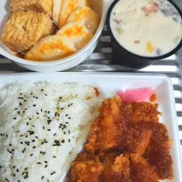 コンビニのチキンカツ弁当と茶碗蒸しと昨日の揚げ出し豆腐とチーズ入り笹かま