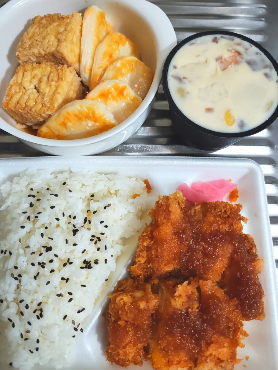 コンビニのチキンカツ弁当と茶碗蒸しと昨日の揚げ出し豆腐とチーズ入り笹かま|時雨さん