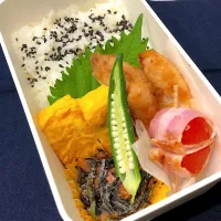 ごま塩ご飯、たまご焼き、ひじき煮、鶏ささみスティック、トマトベーコン巻き、茹でオクラ|きらきらさん