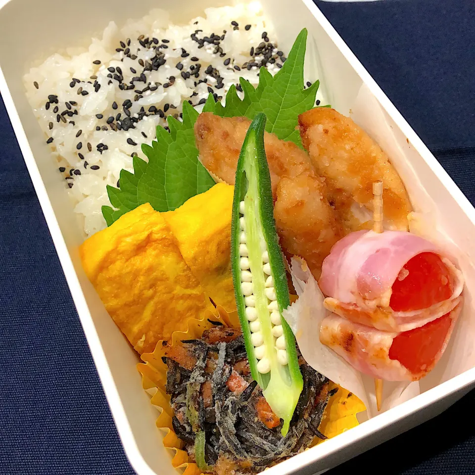 ごま塩ご飯、たまご焼き、ひじき煮、鶏ささみスティック、トマトベーコン巻き、茹でオクラ|きらきらさん