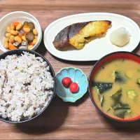 今日の朝ごはん（五穀ごはんに銀だらの西京漬、豆煮（やさい豆）、オクラと大根葉とわかめのみそ汁、小梅）|Mars＠釜飯作り研究中さん
