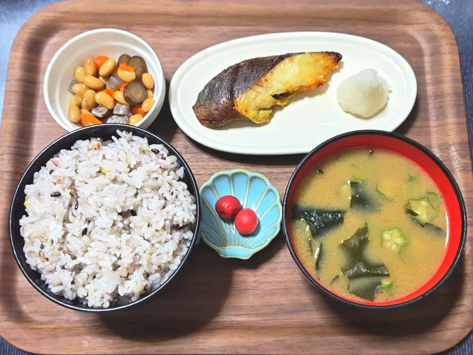 今日の朝ごはん（五穀ごはんに銀だらの西京漬、豆煮（やさい豆）、オクラと大根葉とわかめのみそ汁、小梅）|Mars＠釜飯作り研究中さん