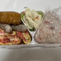 母弁。☆ポテトサラダ☆ゆかり入りソーセージ☆イカ天☆紅生姜の卵焼き☆梅混ぜ込みおにぎり（中にも梅干し）|Saharaさん