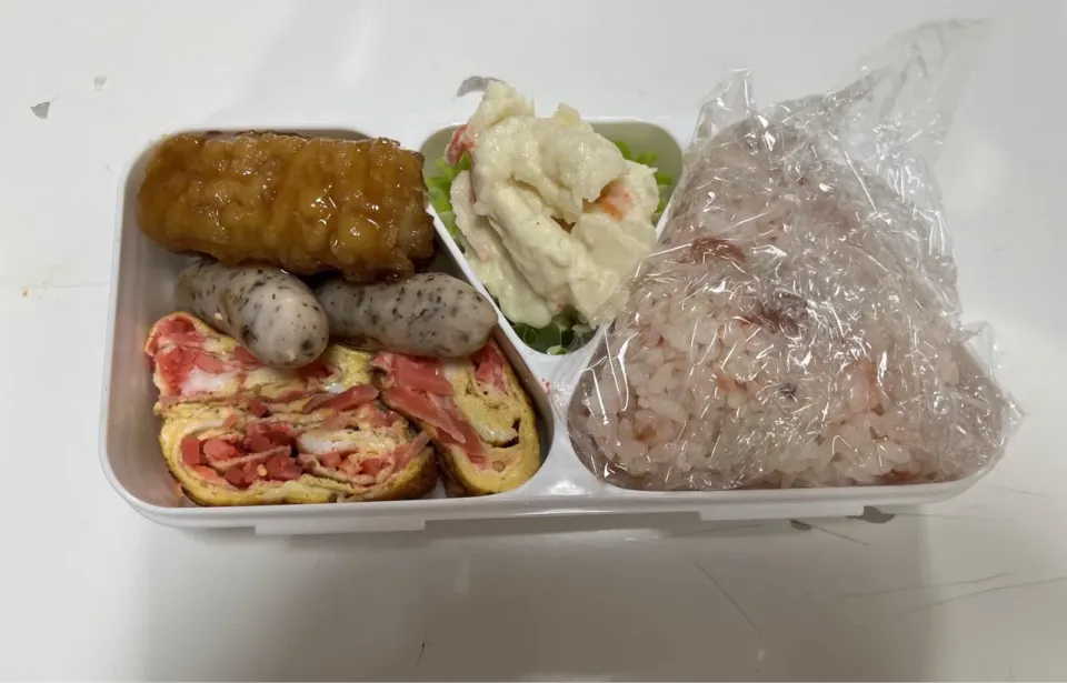 母弁。☆ポテトサラダ☆ゆかり入りソーセージ☆イカ天☆紅生姜の卵焼き☆梅混ぜ込みおにぎり（中にも梅干し）|Saharaさん