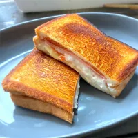 朝食に、ハムポテチーズホットサンドを頂きました😋👍🎵|ギムレットさん