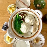 ヘルシー蒸し土鍋で点心点の肉まん。ツルムラサキと茄子、大根、エノキは生姜酢マヨ味噌で((´艸｀*))|さくたえさん