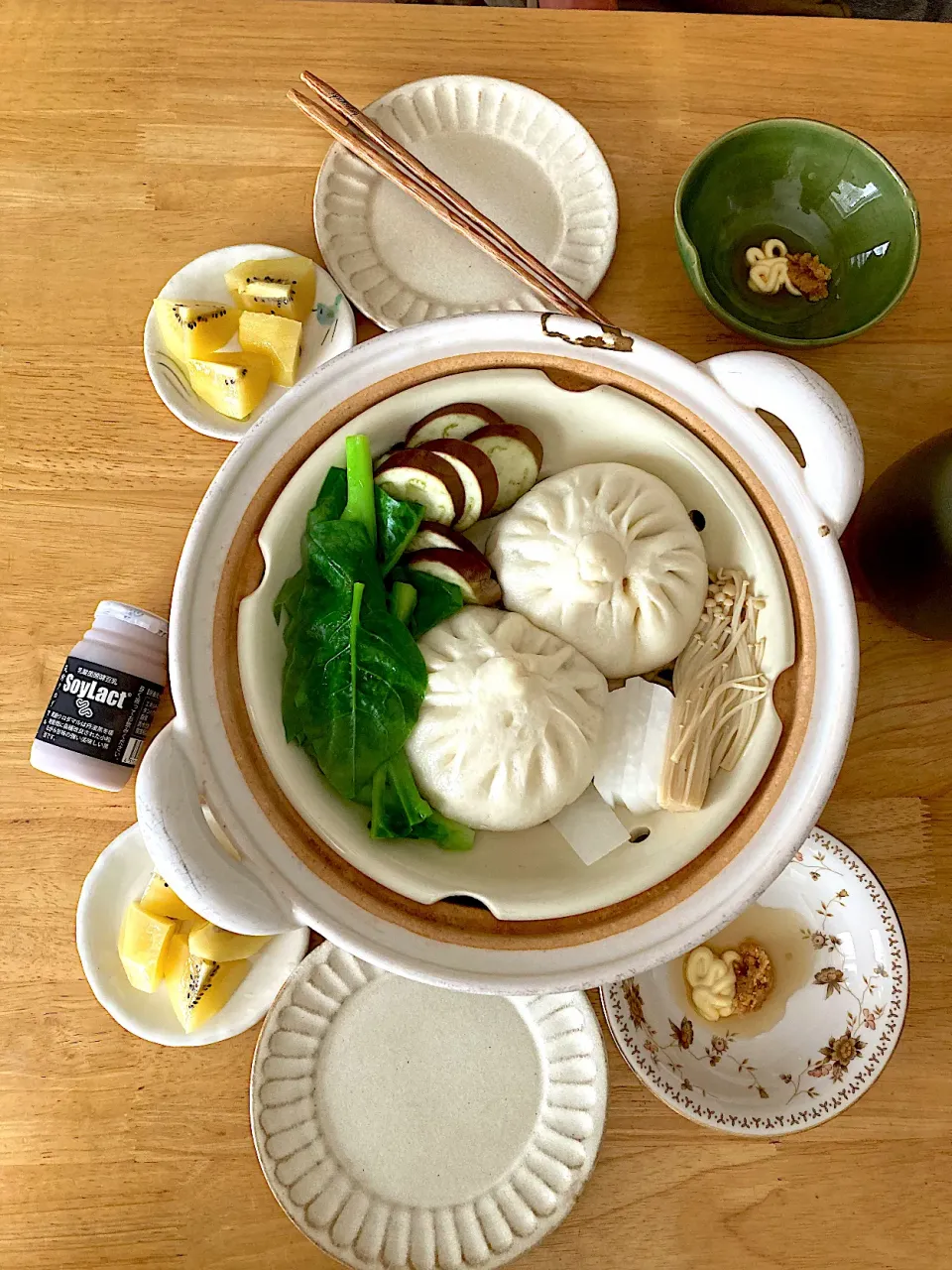 ヘルシー蒸し土鍋で点心点の肉まん。ツルムラサキと茄子、大根、エノキは生姜酢マヨ味噌で((´艸｀*))|さくたえさん