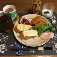 バゲットトーストサンドイッチ、ガーリックトースト、カシスジャムトースト、ホットコーヒー、烏龍茶、カシスジャムヨーグルト(朝ご飯)|enarinさん