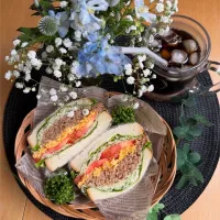 7/9❤︎鶏たまそぼろのわんぱくサンド🥪🌱
お弁当の残り物で…

＊ グランディール京食パン
＊ 鶏そぼろ
＊ たたまごそぼろ
＊フリルレタス＊キャベツ ＊トマト| Makinsさん