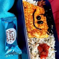 #昼飯　豆としそ昆布の天パー顔チーズオムレツと梅と黒豆5個茶豆3個乗せワカメうめしそ混ぜご飯しっとりソフトクッキー添え弁当|ms903さん