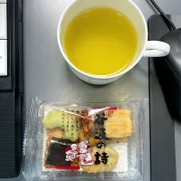 今日の昼ご飯　先日行った伊吹山バスツアーで立ち寄った「あられの里」さんでお土産にいただいたあられです。実は先日、地獄の苦しみを味わった生検の結果を聞きに先ほど病院に行ったところ「問題なし」とのことでしたので、今日の晩ご飯は大祝宴です（はやとが帰っちゃったのでぼっちですが）。なので、お昼は超控えめにしておきました。|なびさん