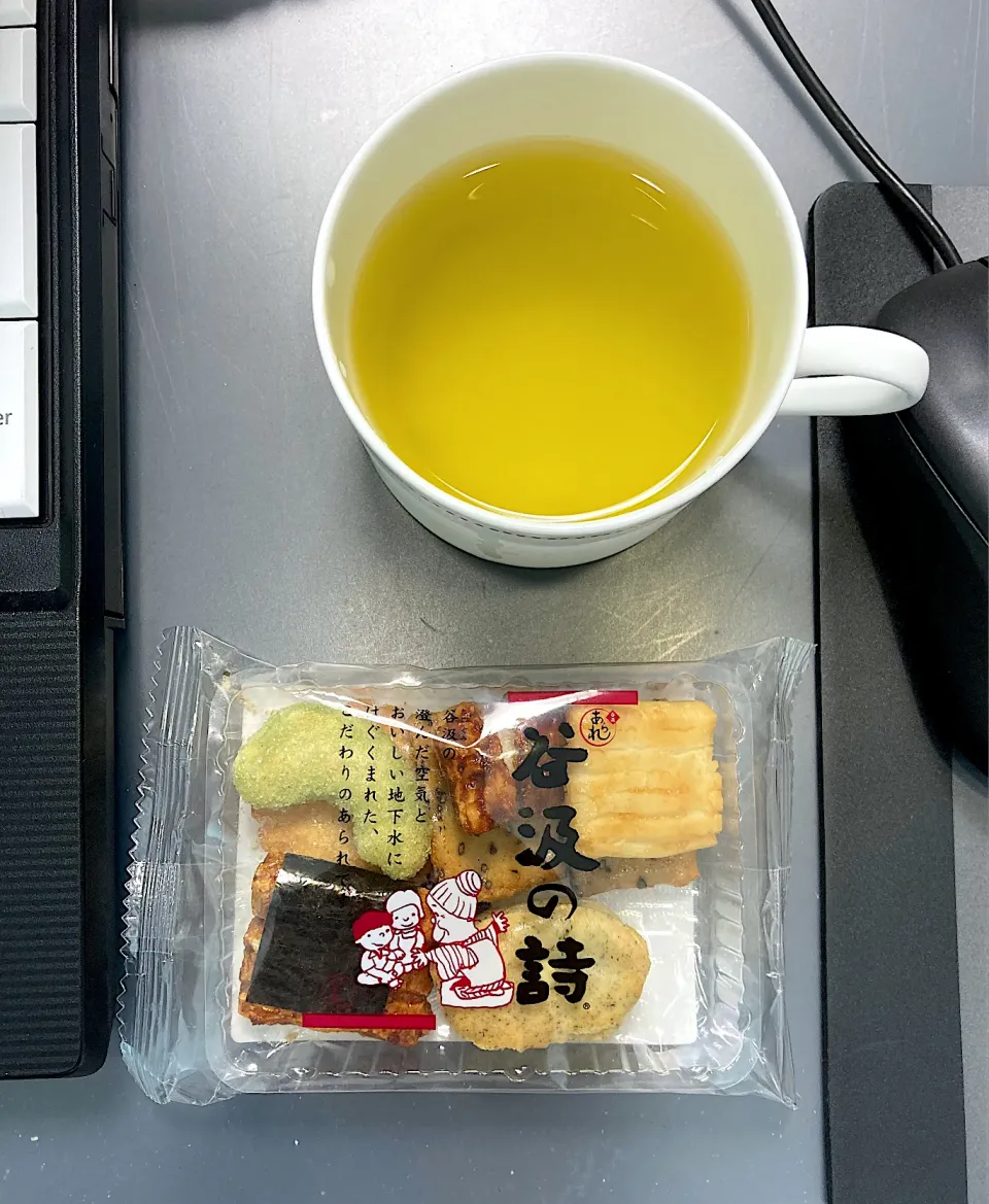 今日の昼ご飯　先日行った伊吹山バスツアーで立ち寄った「あられの里」さんでお土産にいただいたあられです。実は先日、地獄の苦しみを味わった生検の結果を聞きに先ほど病院に行ったところ「問題なし」とのことでしたので、今日の晩ご飯は大祝宴です（はやとが帰っちゃったのでぼっちですが）。なので、お昼は超控えめにしておきました。|なびさん