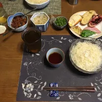 そうめん、刻んだ青唐辛子,茹でて冷やした茹でもやし,味噌そぼろ、各種バゲットトースト、沢庵、六条麦茶(昼飯)|enarinさん