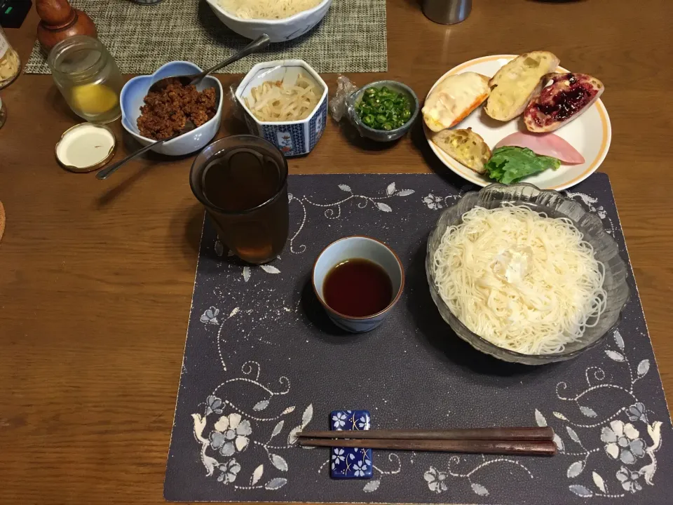 そうめん、刻んだ青唐辛子,茹でて冷やした茹でもやし,味噌そぼろ、各種バゲットトースト、沢庵、六条麦茶(昼飯)|enarinさん