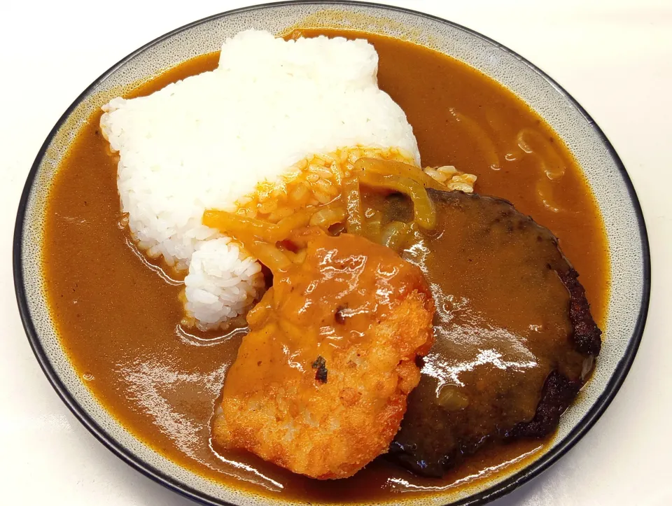 ハンバーグカレーライス (Japanese hamburger with curry and rice), and a hash brown|Jorge Bernal Márquezさん