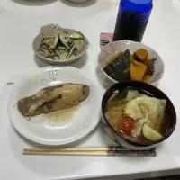 作り置き色々と作り足しで晩御飯☆アブラカレイの煮付け☆かぼちゃの炊いたん☆中華風酢の物（もやし・ズッキーニ）☆みそ汁（キャベツ・しめじ・プチトマト・ズッキーニ）|Saharaさん