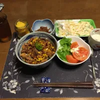 自家栽培のししとうのせガリペパ豚丼サラダ、マカロニサラダ、大豆ミートの味噌そぼろ、沢庵、六条麦茶、練乳とカシスジャムのせ手作り牛乳ゼリー(夕飯)| enarinさん