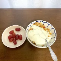 今朝の朝食　フルグラ&ヨーグルトとぶどう　あと、トマトジュースと牛乳（写真を撮る前に飲んじゃいました）　普段は納豆（ご飯なし）なのですが、はやとが帰った後は、はやとの朝食用のフルグラとヨーグルトの残りを処理します。|なびさん