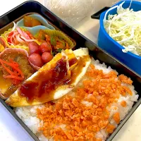 おっさん弁当　漬け物　サラダ　ほうれん草　麻婆茄子豆腐　ソーセージ　ピーマンにんじんしりしり　目玉の親父ハーフ　キャベツ　おにぎり|ひげおやじさん