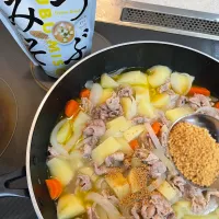 つぶみそで作る味噌バター豚肉じゃが|あきたまさん