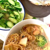 かた焼きそば、サラダ、太刀魚塩焼き