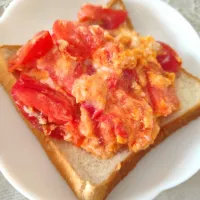 パンに染み込ませて頂くトマ玉チーズのせ食パン(つぶみそ入り)