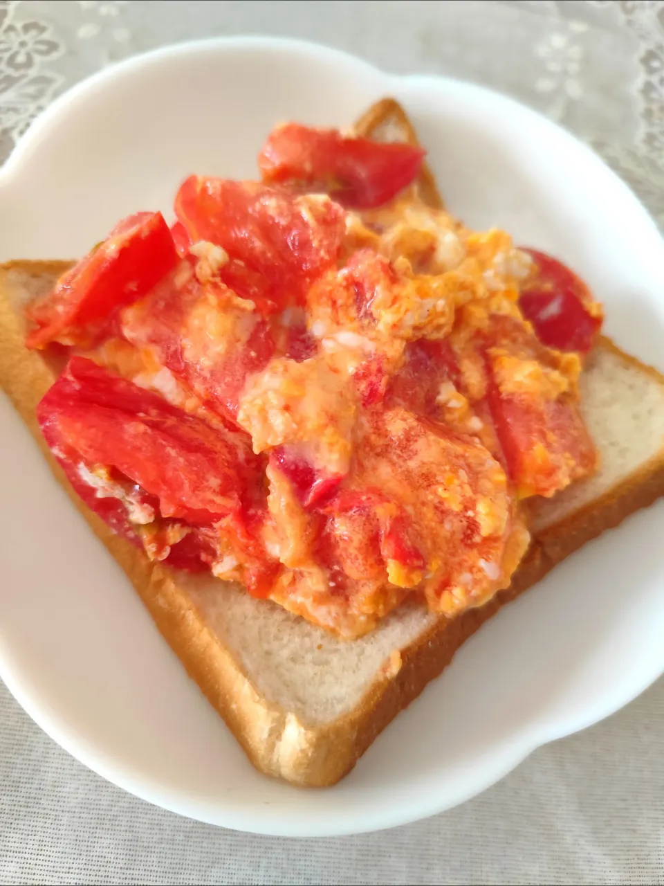 パンに染み込ませて頂くトマ玉チーズのせ食パン(つぶみそ入り)|m.rafuさん