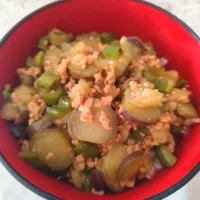 息子の昼。大豆のお肉ミンチつぶみそ入りなすピーマンの餡掛け丼