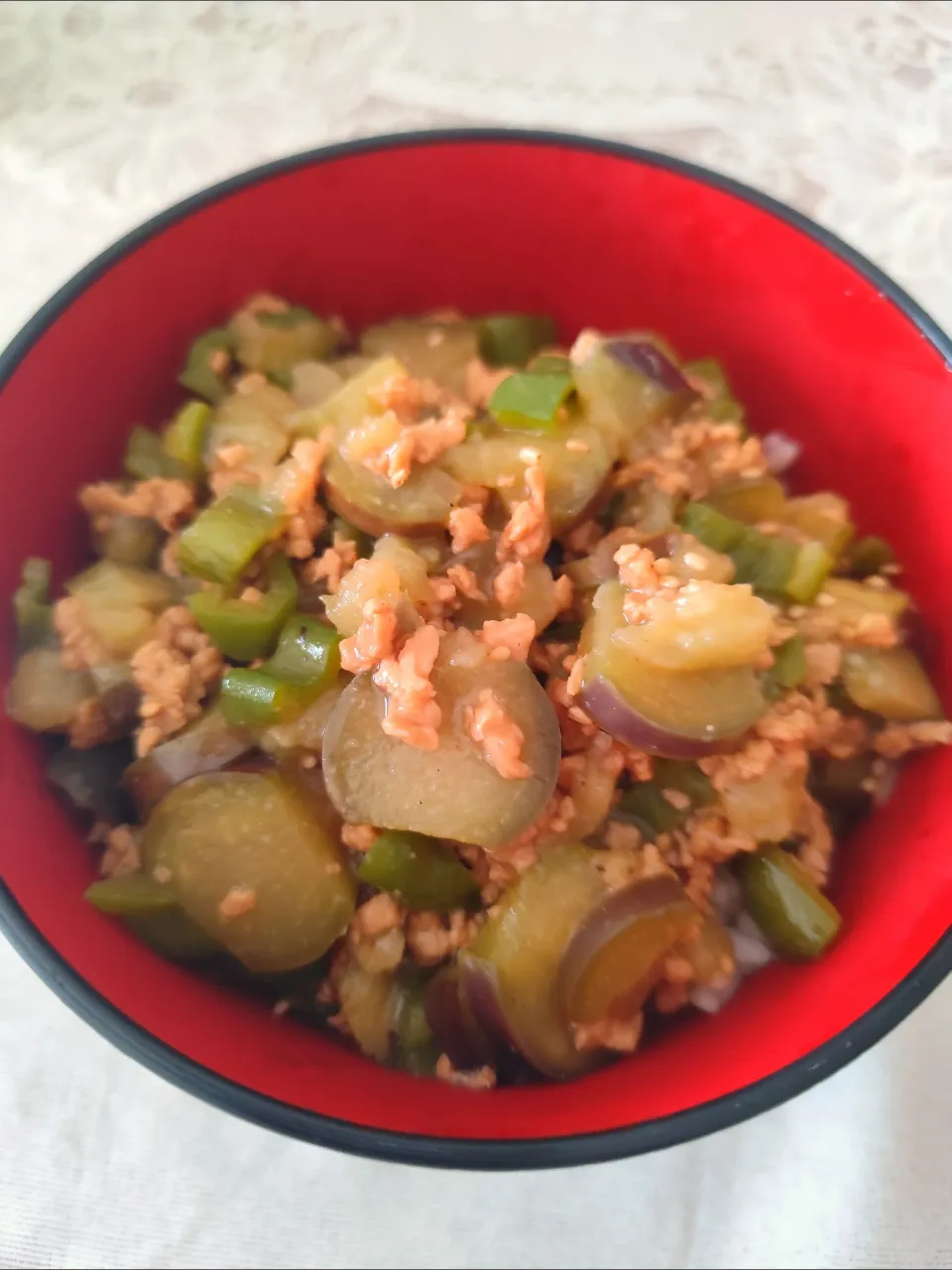 息子の昼。大豆のお肉ミンチつぶみそ入りなすピーマンの餡掛け丼|m.rafuさん