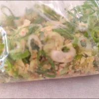 のりしおポテトチップスとカットネギ、つぶみそ混ぜたもの| m.rafuさん