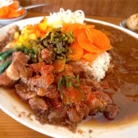 ピリ辛ルーローハン🇹🇼と大辛チキンのあいがけ🍛🌶️🔥味玉トッピング🥚ピクルスマシマシ🥒|buhizouさん