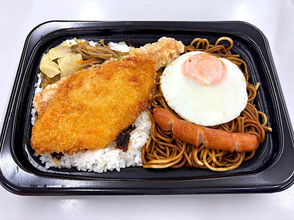 お昼ご飯🍚［ほっともっと❣️BIGのりタル弁当・ソース焼きスパ😊✨］・なんか美味しそうと思って注文したら😋多くて食べれませんでしたぁ〰︎😂💦笑|山勝さん