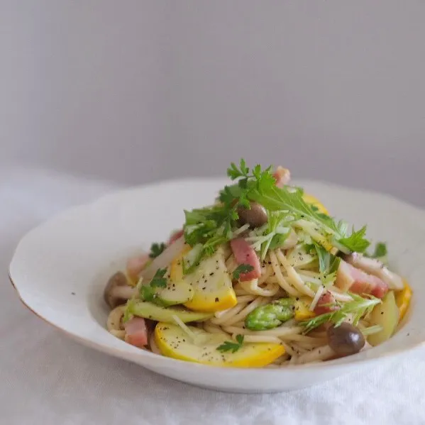 夏野菜　　　　　　　　　　　　　　　　　　　ズッキーニ・アスパラガス・玉ねぎ・しめじ・ベーコンのパスタ♡ ﾟ+｡:.ﾟ|ohanaさん