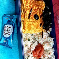 #昼飯　豆と山椒昆布の天パー顔チーズオムレツと梅と黒豆6個茶豆3個乗せワカメたらこ混ぜご飯しっとりソフトクッキー添え弁当|ms903さん