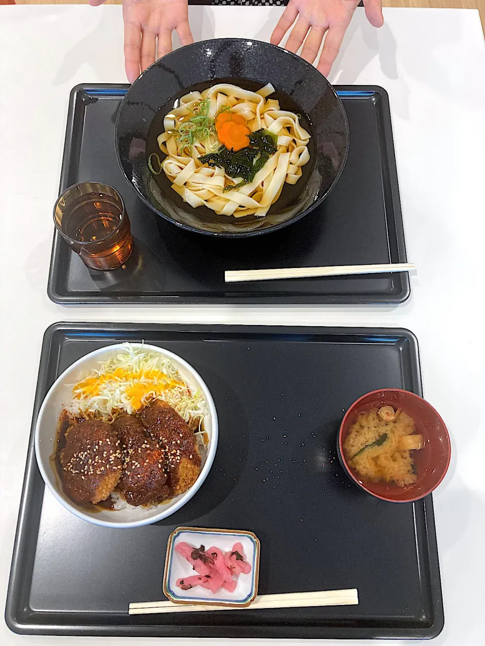 今日はポートメッセ名古屋で行われているフェアに行き、そちらで昼食をいただきました。僕は八丁味噌カツ丼、同僚はころきしめん（冷たいきしめん）をいただきまーす😋|なびさん
