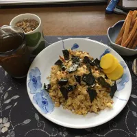 炒飯、沢庵、食パンの耳の揚げパン、具材入りタマネギスープ、烏龍茶(昼飯)|enarinさん