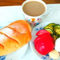 7/10のお昼ごはん
米粉パンとサラダ|卯月さん