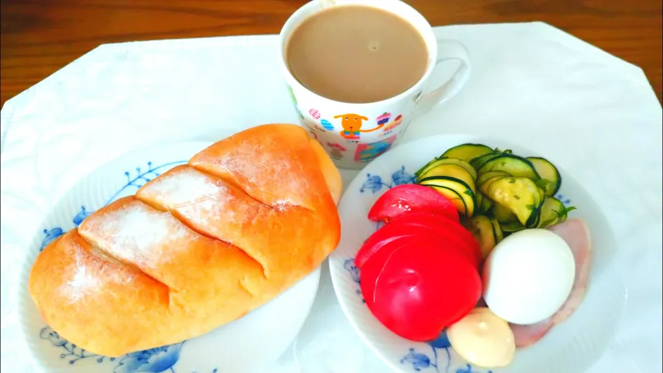 7/10のお昼ごはん
米粉パンとサラダ|卯月さん