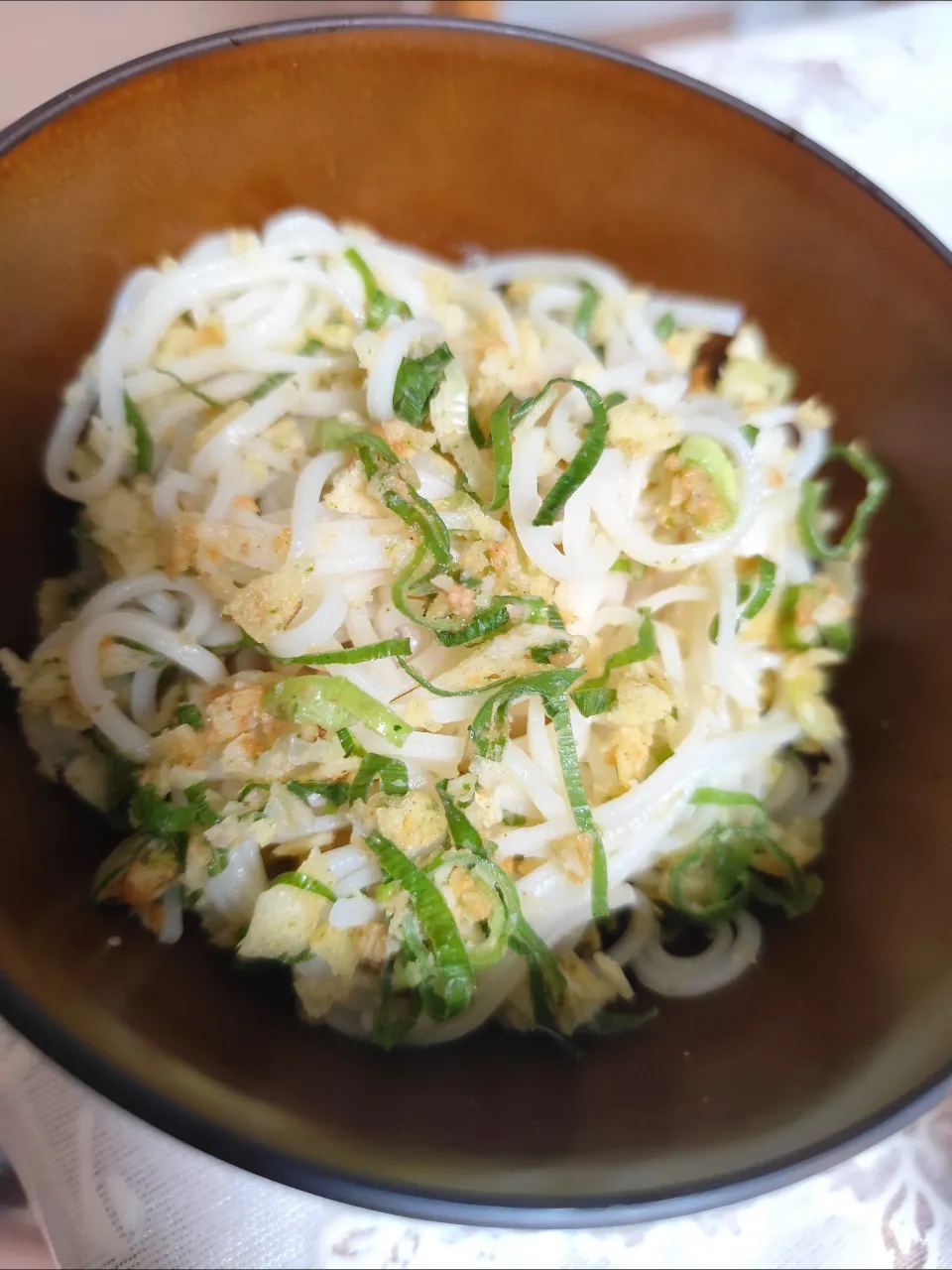 m.rafuさんの料理 のりしおポテトチップスとカットネギ、つぶみそ混ぜたものと乾麺ひやむぎ茹でて|m.rafuさん