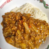 レトルトカレー、大豆のお肉ミンチ、なす、じゃがいもを足して麺と合わせて夜ごはん。|m.rafuさん
