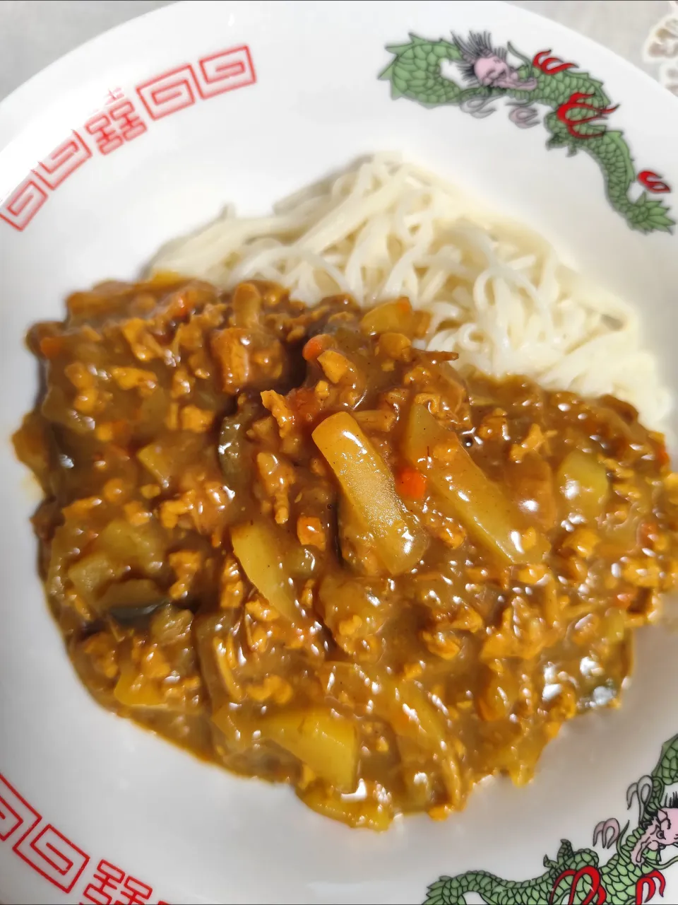 レトルトカレー、大豆のお肉ミンチ、なす、じゃがいもを足して麺と合わせて夜ごはん。|m.rafuさん