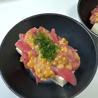 赤玉ねぎの酢漬けに納豆を混ぜて豆腐にトッピング☺️|miyuさん